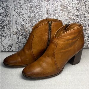 Frye Womans Nora sz 10B Side Zip Short Leather Boots